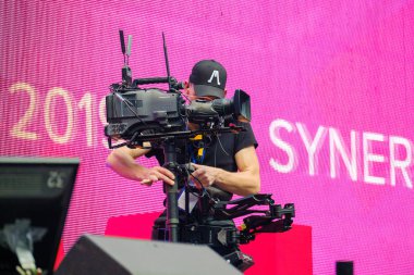 Steadicam kameraman sahneden canlı yayın yapıyor.