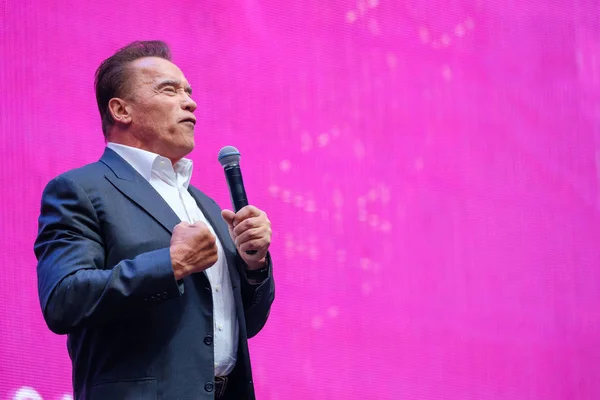 Arnold Schwarzenegger, famous actor, politician and businessman, speaks at a business forum — Stock Photo, Image