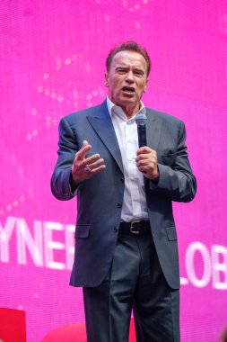 Ünlü aktör, politikacı ve iş adamı Arnold Schwarzenegger bir iş konferansında konuştu