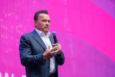 Ünlü aktör, politikacı ve iş adamı Arnold Schwarzenegger bir iş konferansında konuştu