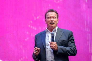 Ünlü aktör, politikacı ve iş adamı Arnold Schwarzenegger bir iş konferansında konuştu