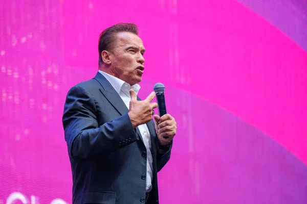 Arnold Schwarzenegger, famous actor, politician and businessman, speaks at a business forum — Stock Photo, Image