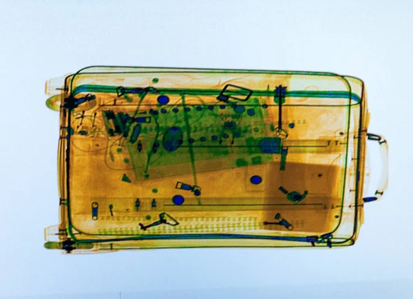 Bagages scannés sur l'écran du scanner à rayons X de l'aéroport — Photo