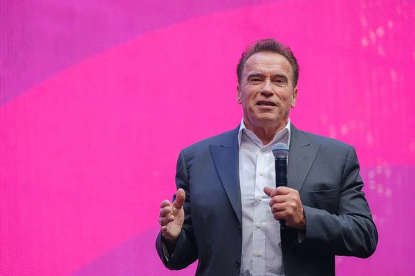 Arnold Schwarzenegger, famous actor, politician and businessman, speaks at a business forum — Stock Photo, Image