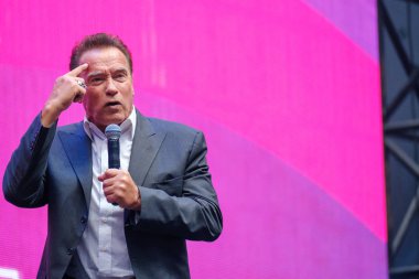 Ünlü aktör, politikacı ve iş adamı Arnold Schwarzenegger bir iş konferansında konuştu