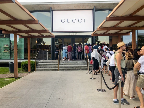 Compradores esperando en línea para visitar Gucci outlet durante el tiempo de venta — Foto de Stock