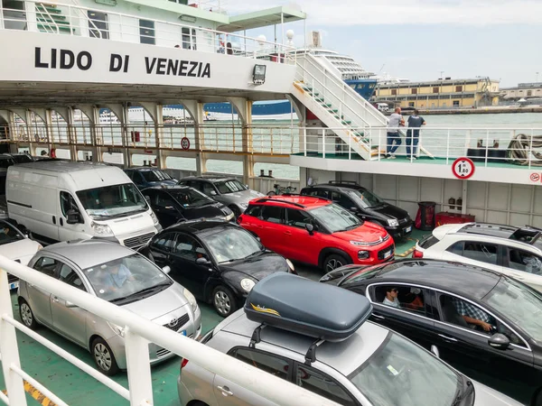 Ferry tussen Lido en Venetië vervoert auto 's en passagiers — Stockfoto