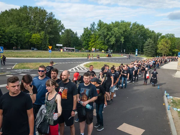 Os visitantes estão esperando na fila antes do show para entrar no estádio — Fotografia de Stock