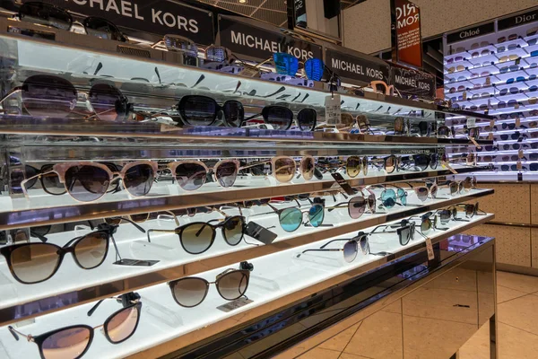 Gafas de sol de diseño en venta en tienda libre de impuestos en el aeropuerto — Foto de Stock