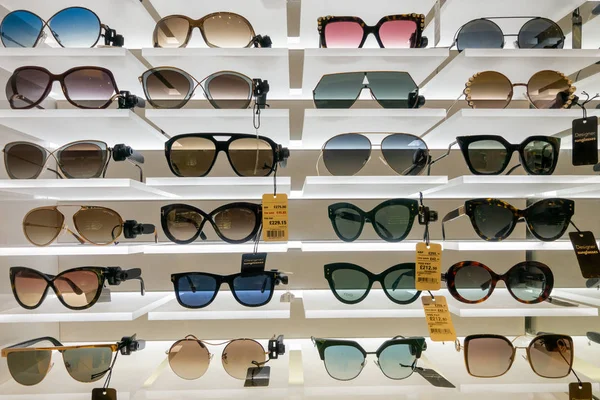 Designer-Sonnenbrillen zum Verkauf im Duty Free Store am Flughafen — Stockfoto