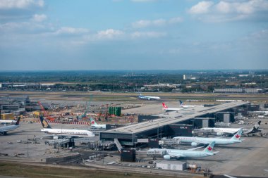 Gündüz vakti Heathrow Uluslararası Havaalanı 'nın hava görüntüsü