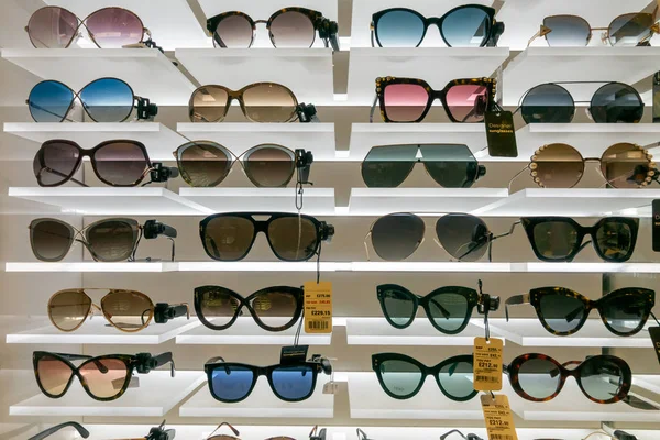 Designerskie okulary przeciwsłoneczne na sprzedaż w sklepie wolnocłowym na lotnisku — Zdjęcie stockowe