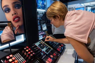 Kadın makyaj Macys deposunda test