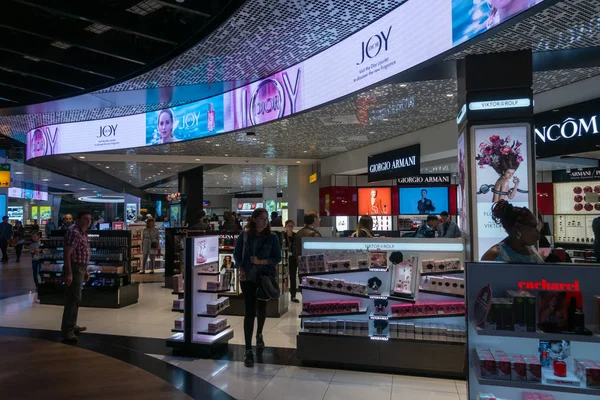 Tienda de cosméticos en centro comercial moderno — Foto de Stock