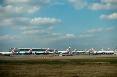 Havaalanında yer alan modern uçak