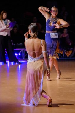 Kız dansçılar sanatsal dans yarışmalarına katılırlar.