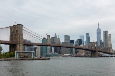 İnsanlar gün anda Brooklyn bridge uygulamasında