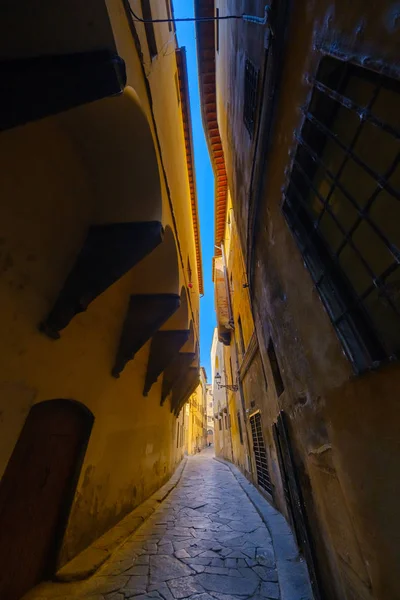 Szűk utcában a történelmi központjában Firenze, Olaszország — Stock Fotó