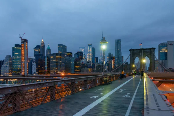 Lidí, kteří jdou v Brooklynský most v denní době — Stock fotografie