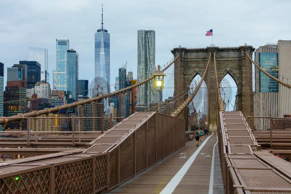 Les gens marchent dans le pont de Brooklyn pendant la journée — Photo
