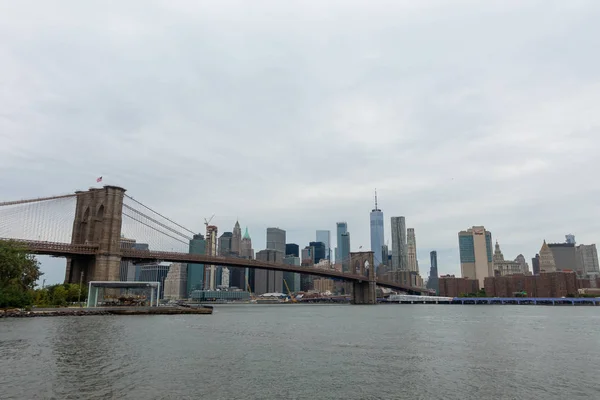 Lidí, kteří jdou v Brooklynský most v denní době — Stock fotografie