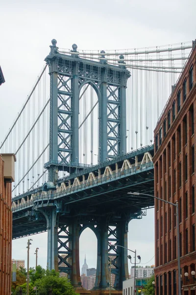 Pilíř Manhattanského mostu z uličky v okrese Dumbo v Brooklynu — Stock fotografie