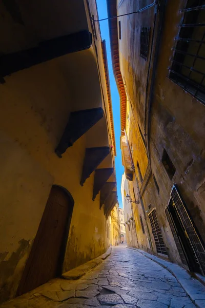 Wąska uliczka zabytkowego centrum Florencji, Włochy — Zdjęcie stockowe