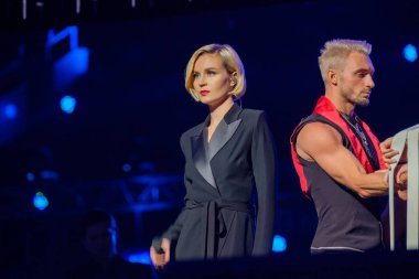 Ünlü Rus şarkıcı Polina Gagarina iş konferansına katılanların önünde şarkı söylüyor