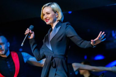Ünlü Rus şarkıcı Polina Gagarina iş konferansına katılanların önünde şarkı söylüyor