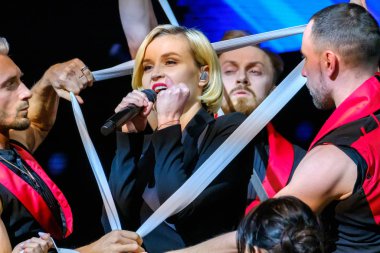 Ünlü Rus şarkıcı Polina Gagarina iş konferansına katılanların önünde şarkı söylüyor