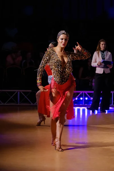 Meisjes dansers nemen deel aan artistieke danswedstrijden — Stockfoto