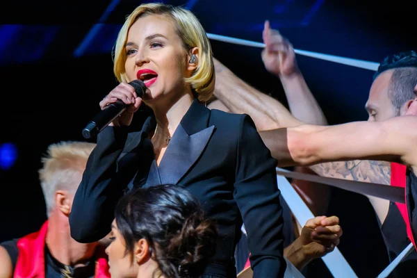 Famosa cantante rusa Polina Gagarina canta delante de los participantes en el foro de negocios — Foto de Stock