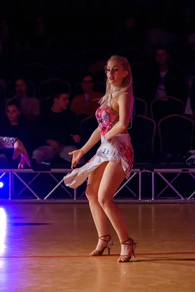 Chicas bailarinas participan en concursos de danza artística —  Fotos de Stock