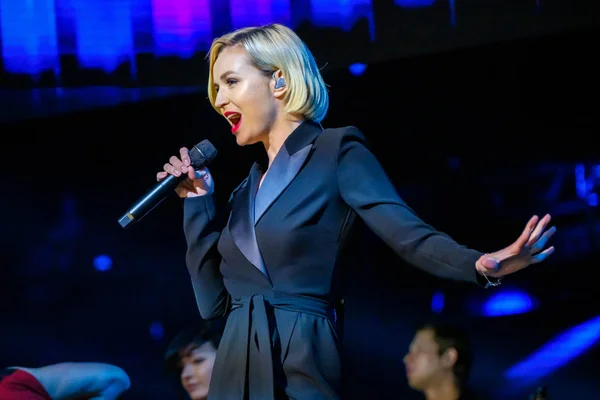 Famosa cantora russa Polina Gagarina canta na frente dos participantes no fórum de negócios — Fotografia de Stock