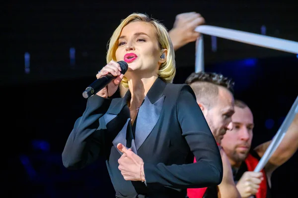 Ünlü Rus şarkıcı Polina Gagarina iş konferansına katılanların önünde şarkı söylüyor — Stok fotoğraf