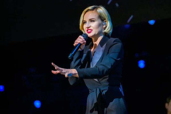 De beroemde Russische zangeres Polina Gagarina zingt voor de deelnemers aan het business forum — Stockfoto