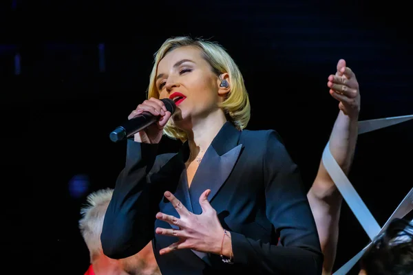 De beroemde Russische zangeres Polina Gagarina zingt voor de deelnemers aan het business forum — Stockfoto