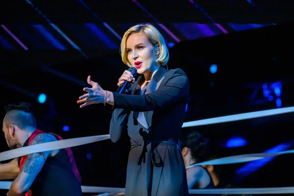 Słynna rosyjska piosenkarka Polina Gagarina śpiewa przed uczestnikami forum biznesowego — Zdjęcie stockowe