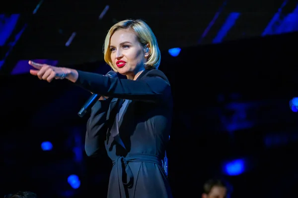 Berühmte russische Sängerin polina gagarina singt vor Teilnehmern des Wirtschaftsforums — Stockfoto