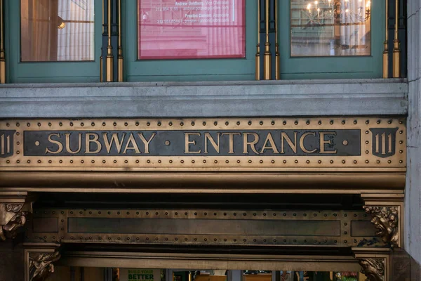 Letrero de entrada al metro en la ciudad —  Fotos de Stock