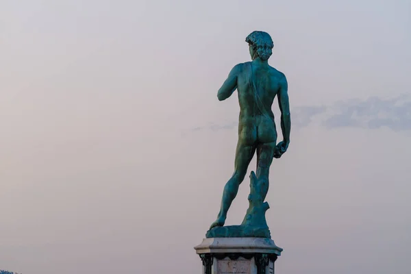 Ancienne statue située contre la colline et le coucher du soleil — Photo