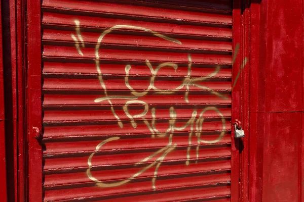 Palabras joder Trump en la puerta roja — Foto de Stock