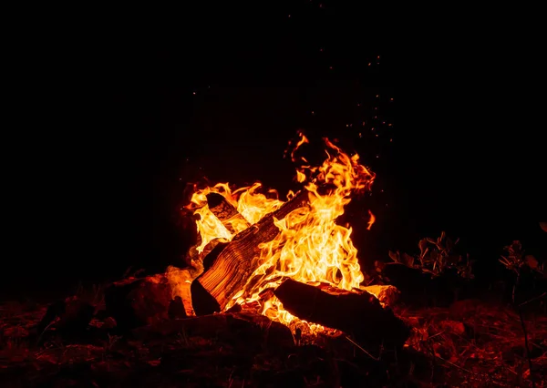 暗い夜のキャンプファイア燃焼 — ストック写真