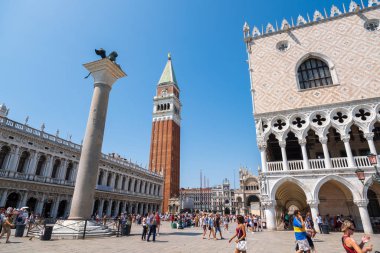 Venedik'in en ünlü meydanı San Marco'da turistler gezi
