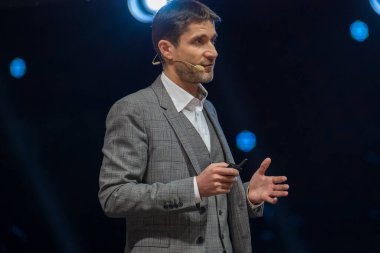 Mikhail Kuchment seminer sırasında sunum yönetiyor