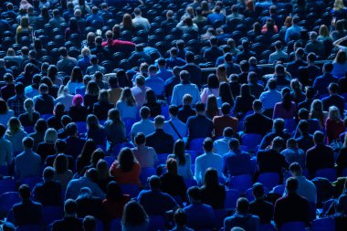 Öğretim görevlisi Konferansı'nda seyirci dinler