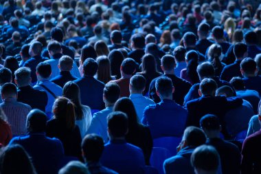 Öğretim görevlisi Konferansı'nda seyirci dinler