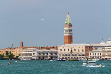 Venedik'in en ünlü meydanı San Marco'da turistler gezi