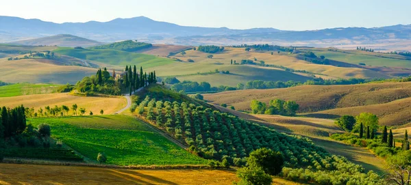Spätsommerliche Luftlandschaft des Tals in der Toskana — Stockfoto