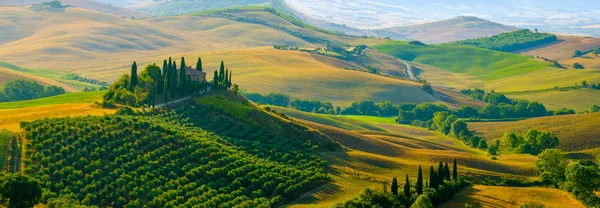 Paisagem aérea tardia do verão do vale na Toscana — Fotografia de Stock